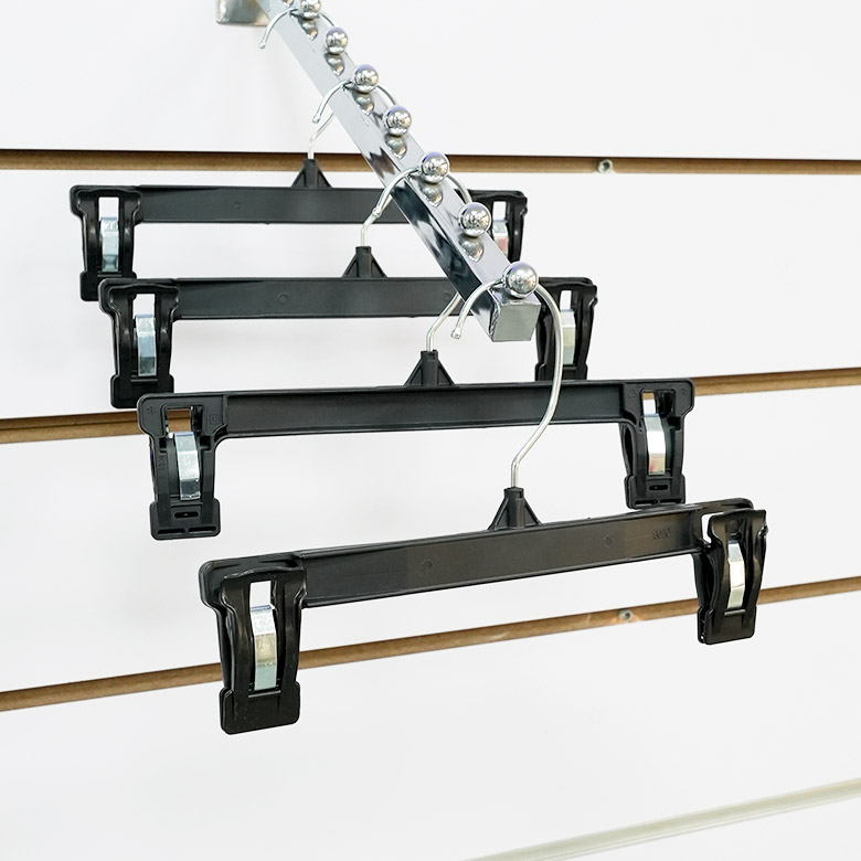 Gancho de plástico negro con pinzas - Imagen 4